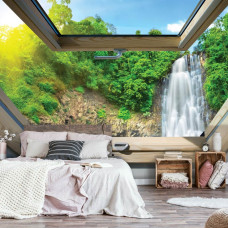 Een fotobehang met uitzicht op een waterval in de jungle door een dakraam voor de woonkamer.