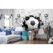 Fotobehang van voetballen die door een stenen muur breken, perfect voor tienerkamer en kinderkamer.