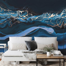 Een fotobehang met vloeibaar metallic goud in een abstract blauw marmerontwerp, ideaal voor een eetkamer.