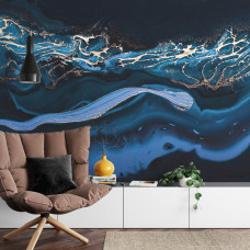 Een fotobehang met vloeibaar metallic goud in een abstract blauw marmerontwerp in een huiskamer.