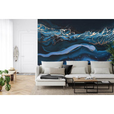 Een fotobehang met vloeibaar metallic goud in een abstract blauw marmerontwerp in een woonkamer.