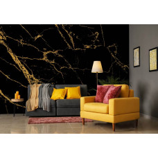 Een elegant vliesbehang met goud en zwart marmer, geschikt voor een huiskamer.