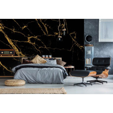 Een vliesbehang met een luxueuze goud-zwarte marmerlook, perfect voor een slaapkamer.