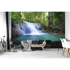 Een fotobehang van een waterval in een bosrijke jungle te zien in de huiskamer.