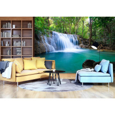 Een fotobehang van een waterval in een bosrijke jungle te zien in de woonkamer.