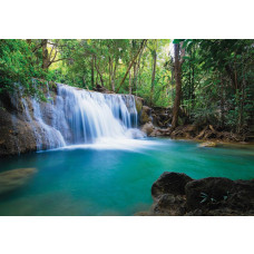 Waterval fotobehang in een bosrijke jungle, natuurthema.
