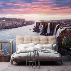 Een fotobehang van een waterval tijdens de zonsondergang met uitzicht voor de woonkamer en slaapkamer.
