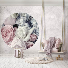 Een behangcirkel met bloemen in zachte pastelkleuren in een speelse kinderkamer.