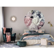 Een behangcirkel met bloemen in zachte pastelkleuren in een elegante slaapkamer.