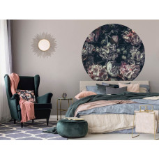 Een behangcirkel met vintage bloemen in zachte tinten in een klassieke slaapkamer.