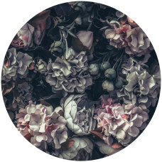 Bloemen in vintage stijl op een behangcirkel, met gedetailleerde bloemblaadjes en een zachte, verweerde uitstraling.