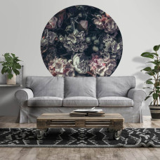 Een behangcirkel met vintage bloemen in zachte tinten in een uitnodigende woonkamer.