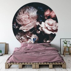 Een behangcirkel met een kleurrijk bloemenboeket, passend in een stijlvolle slaapkamer.