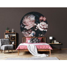 Een behangcirkel met een kleurrijk bloemenboeket, perfect voor een woonkamer.