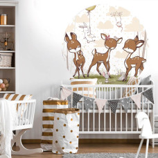 Een kinderbehangcirkel met hertjes en bosdieren, ideaal voor een babykamer.