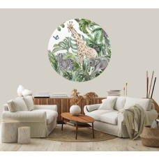 Een decoratieve behangcirkel met avontuurlijke jungledieren, passend in een woonkamer.