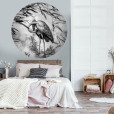 Een decoratieve behangcirkel met een kraanvogel in monochrome tinten, geschikt voor een slaapkamer.