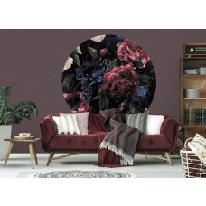 Een behangcirkel met een schilderachtig vintage bloemenontwerp in een sfeervolle woonkamer.
