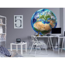 Een behangcirkel met een wereldbol in aardetinten, geschikt voor een stijlvol kantoor.