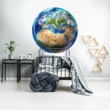 Een behangcirkel met een wereldbol in aardetinten, ideaal voor een kinderkamer.