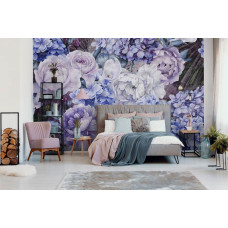 Een kunstzinnig bloemenfotobehang met paarse en blauwe tinten te zien in de slaapkamer.
