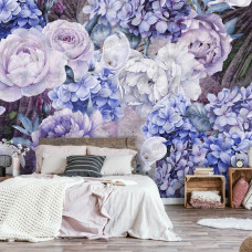 Een kunstzinnig bloemenfotobehang met paarse en blauwe tinten te zien in de woonkamer en slaapkamer.