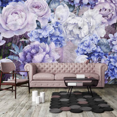 Een kunstzinnig bloemenfotobehang met paarse en blauwe tinten te zien in de woonkamer.