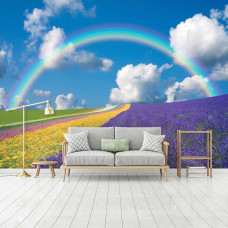 Een fotobehang van een bloemenveld onder een regenboog, dat een kleurrijke en levendige sfeer geeft. Dit ontwerp brengt een vrolijke en kleurrijke sfeer in de huiskamer.