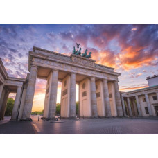 Fotobehang Brandenburger Tor bij Warm Avondlicht als productfoto met monumentale zuilen en warme avondlucht.