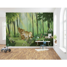 Een fotobehang van Disney Lion King met Simba in de jungle, geschikt voor babykamer en kinderkamer.