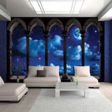 Een fotobehang met een sterrenhemel en pilaren, bedrukt op vliesbehang, perfect voor een woonkamer.