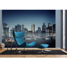 Een woonkamer met een fotobehang van het uitzicht in 3d op wolkenkrabbers in een verlichte stad.
