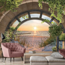Een fotobehang met een strandlandschap bij zonsondergang, bedrukt op vliesbehang, passend in een woonkamer.