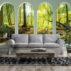 Een fotobehang met 3D-zicht op een zonnig bos met pilaren in een elegante woonkamer.