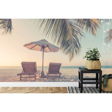 Een serene weergave van een tropisch strand met palmbomen op fotobehang, ideaal voor een slaapkamer.