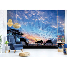 Een fotobehang van antilopen in een landschap met elanden en herten voor de woonkamer.