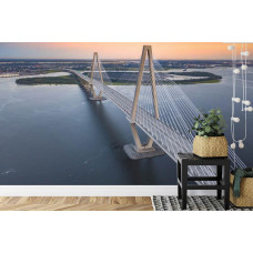 Een fotobehang met de Arthur Ravenel Jr. Bridge in Amerika, afgebeeld in een huiskamer.