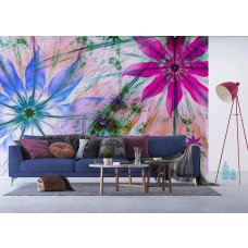 Fotobehang van een artistiek bloemenschilderij in een woonkamer.