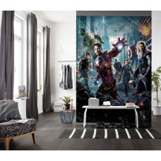 Fotobehang Avengers Filmposter in een kinderkamer met Iron Man, Thor, Captain America, Hulk en Black Widow op een indrukwekkende Marvel achtergrond.