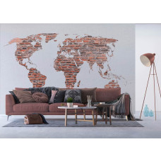 Een fotobehang van een wereldkaart in baksteenmotief, dat een ruwe en avontuurlijke sfeer creėert in een huiskamer.