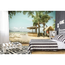 Fotobehang van een strandbar met palmbomen en de zee, perfect voor de slaapkamer.