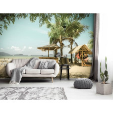 Fotobehang van een strandbar met palmbomen en de zee, geschikt voor de woonkamer.