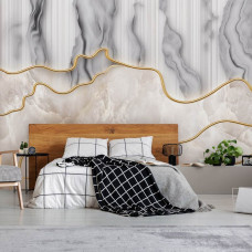 Een fotobehang met beige en grijs marmer met gouden details in een vliesbehang.