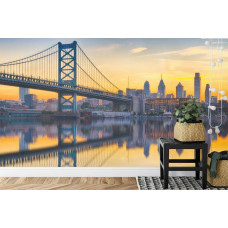 Een fotobehang met de Ben Franklin Bridge weerspiegeld in het water bij zonsondergang, afgebeeld in een eetkamer.