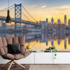 Een fotobehang met een reflectie van de Ben Franklin Bridge in een serene setting, afgebeeld in een huiskamer.