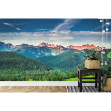 Een fotobehang met de majestueuze schoonheid van een bergachtig landschap omringd door bossen, perfect voor een huiskamer.