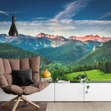 Een fotobehang met een panoramisch berglandschap met natuurlijke charme, ideaal voor een woonkamer.