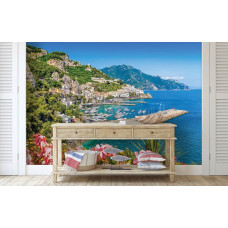 Een fotobehang van een berglandschap met een meer en zee, perfect voor de woonkamer.