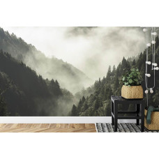 Een fotobehang met een sfeervol uitzicht op mistige bergen en bos, geschikt voor een slaapkamer.