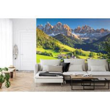Een fotobehang met het Tiroler landschap, afgebeeld in een huiskamer.